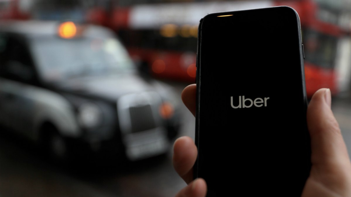 Nu blir det dyrare att åka Uber under rusningstid.